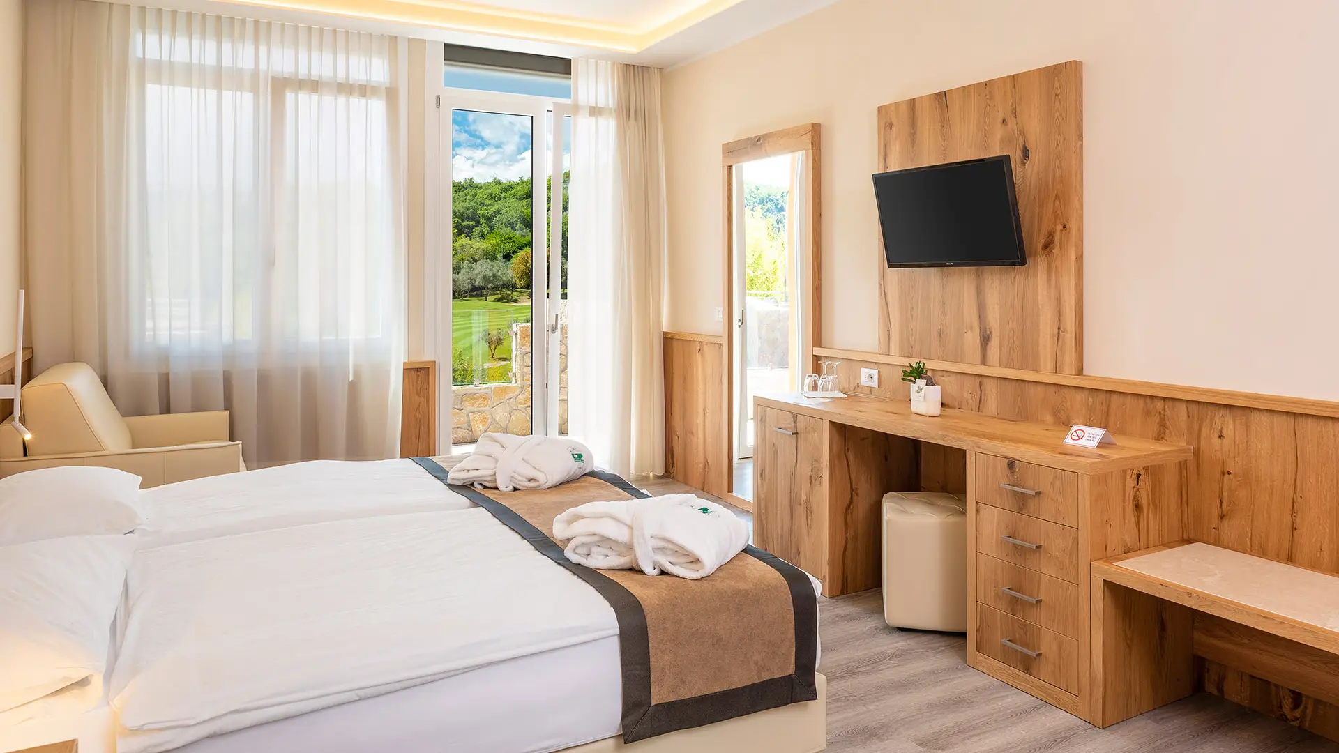 Modernes Doppelzimmer im Golfhotel
