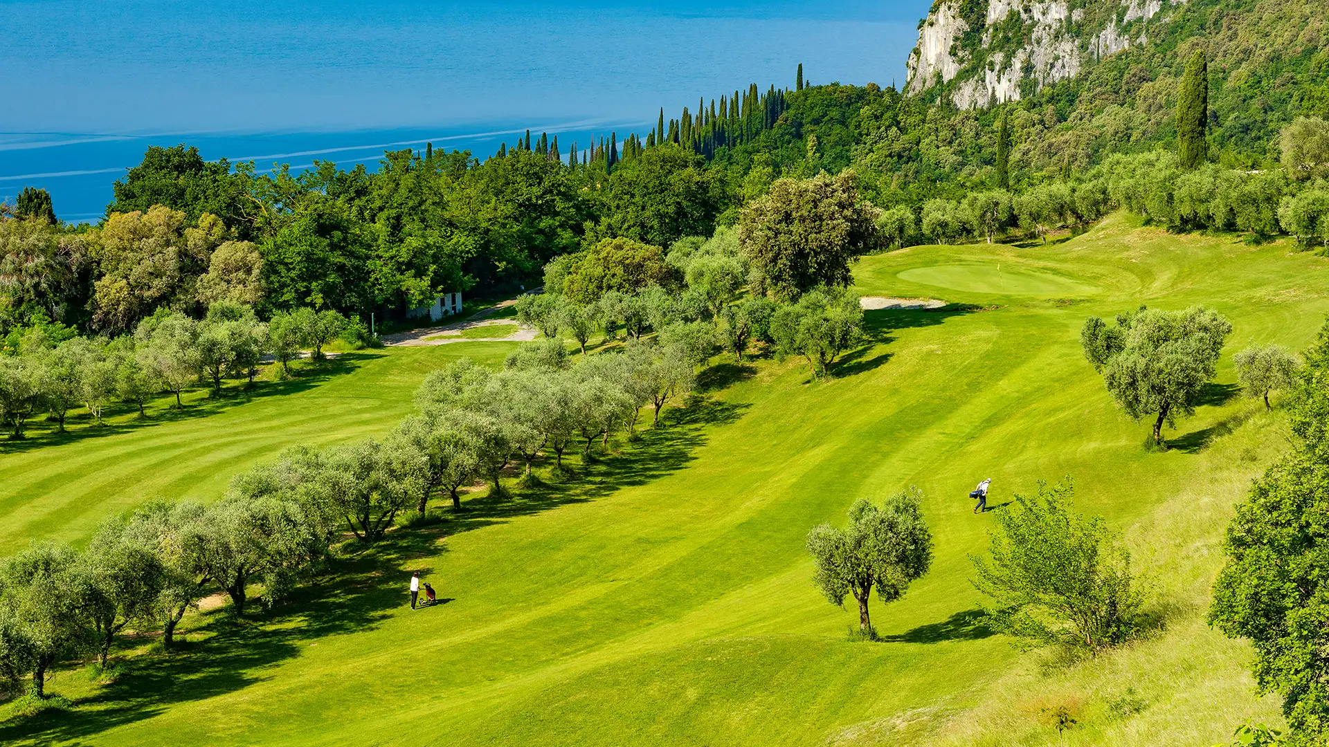 Blick auf den Golfplatz von der Hotelterrasse