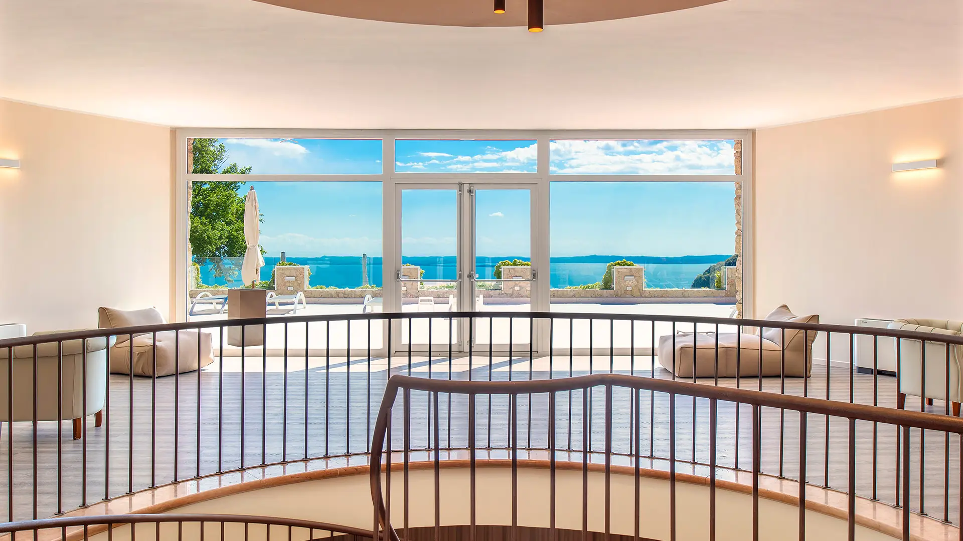 Panoramablick im Hotel auf den Gardasee