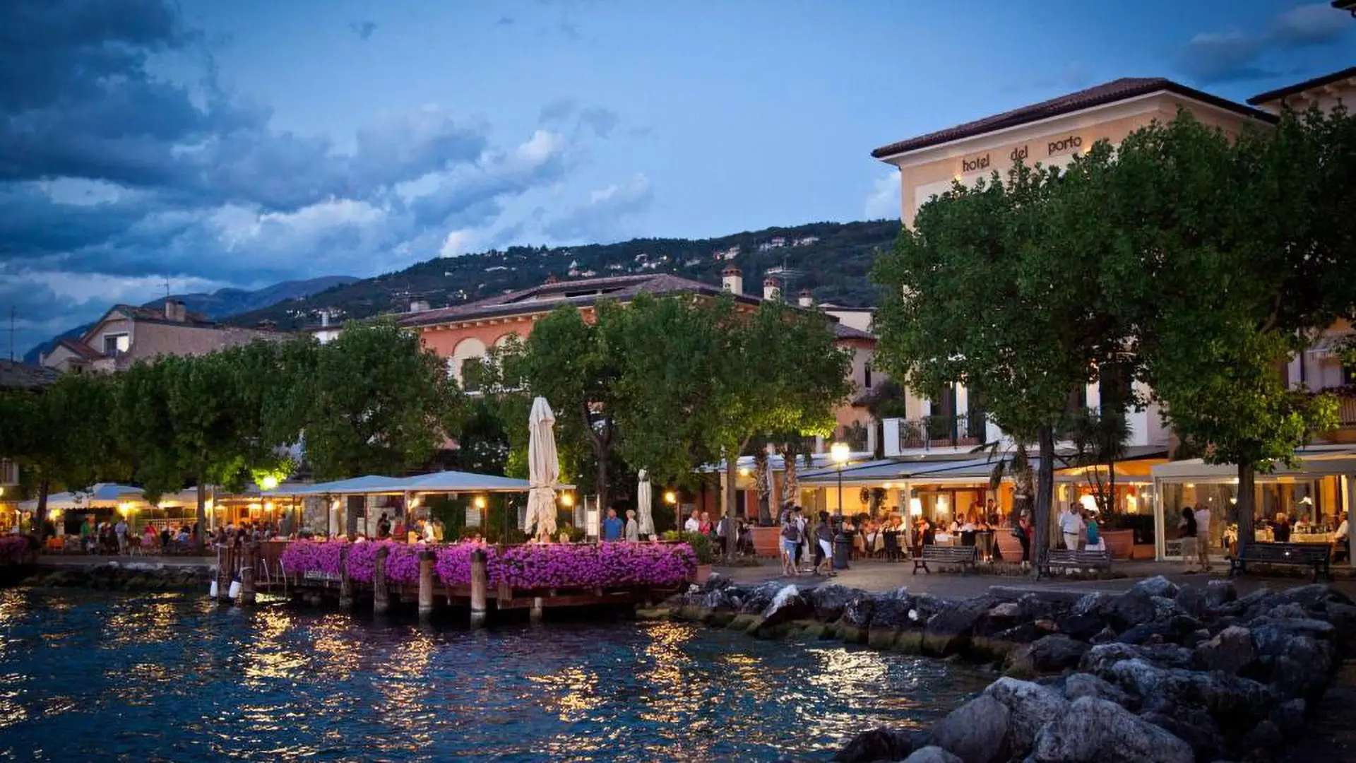 Hotel del Porto Hafen mit Gardasee